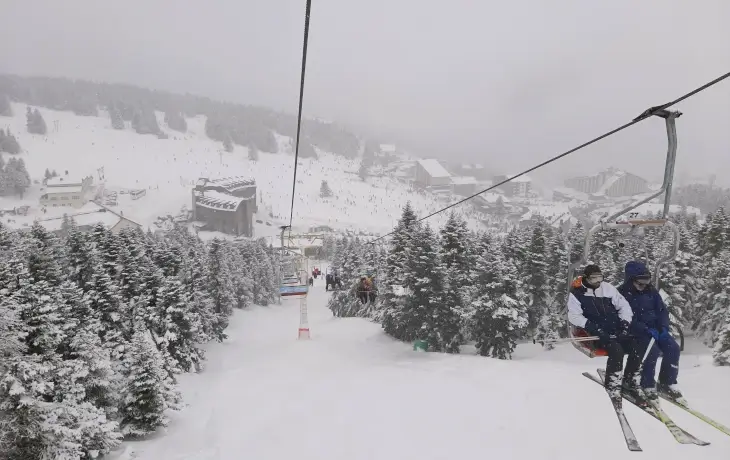 Uludağ Kayak Merkezi’nde telesiyej hattı, karla kaplı pistler ve çam ormanları